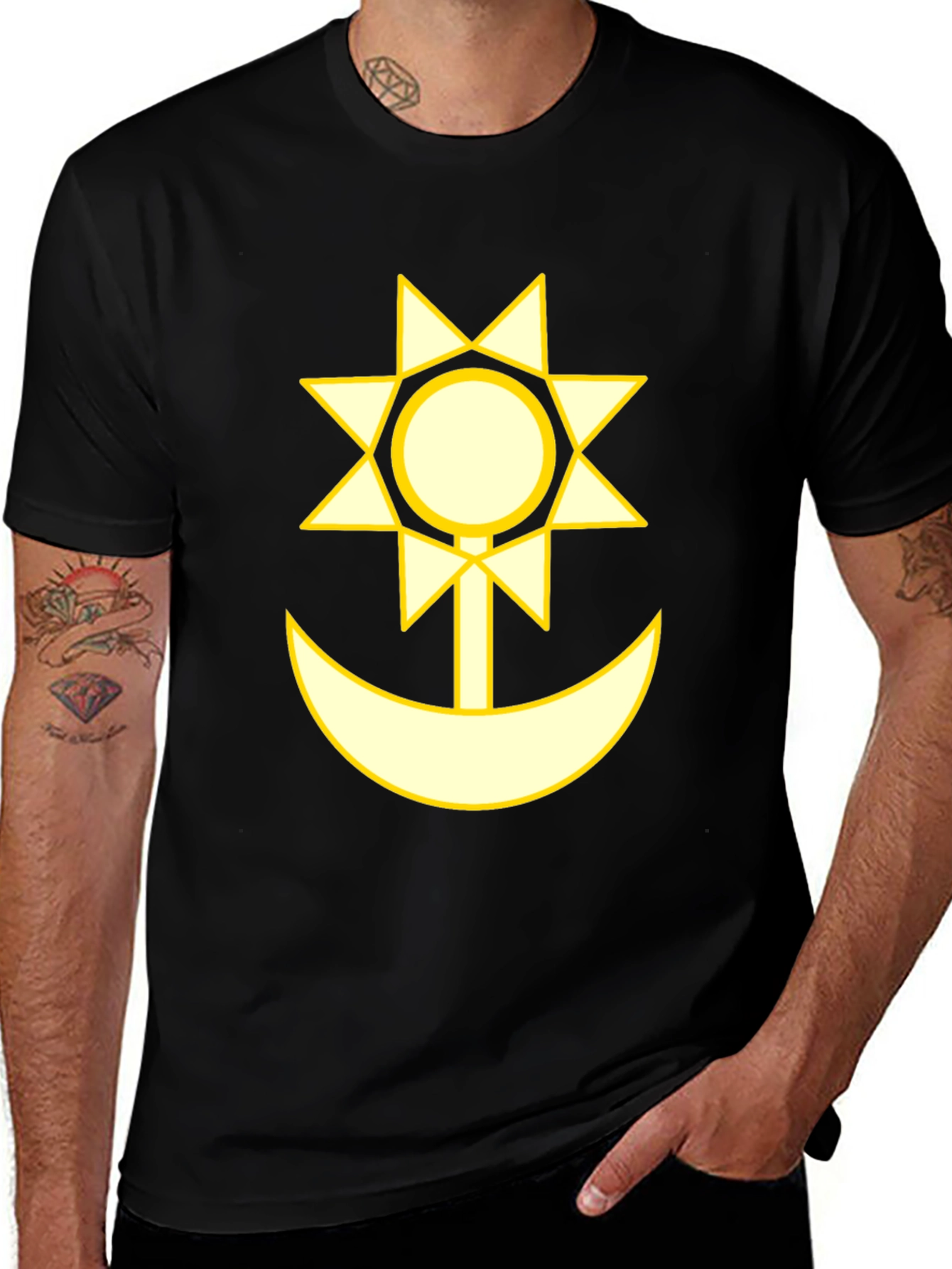 Camiseta Negra con Diseño Sol y Luna Amarillo