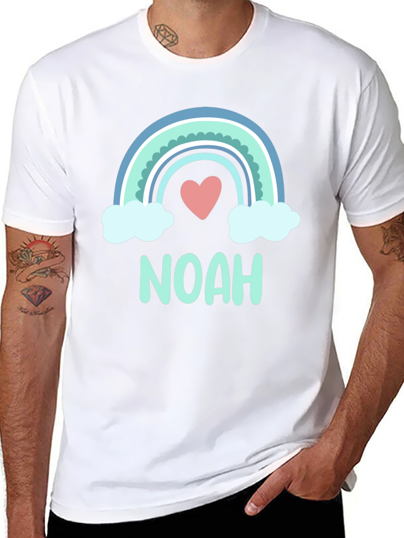 Camiseta Negra con Arco Iris y Nombre Noah