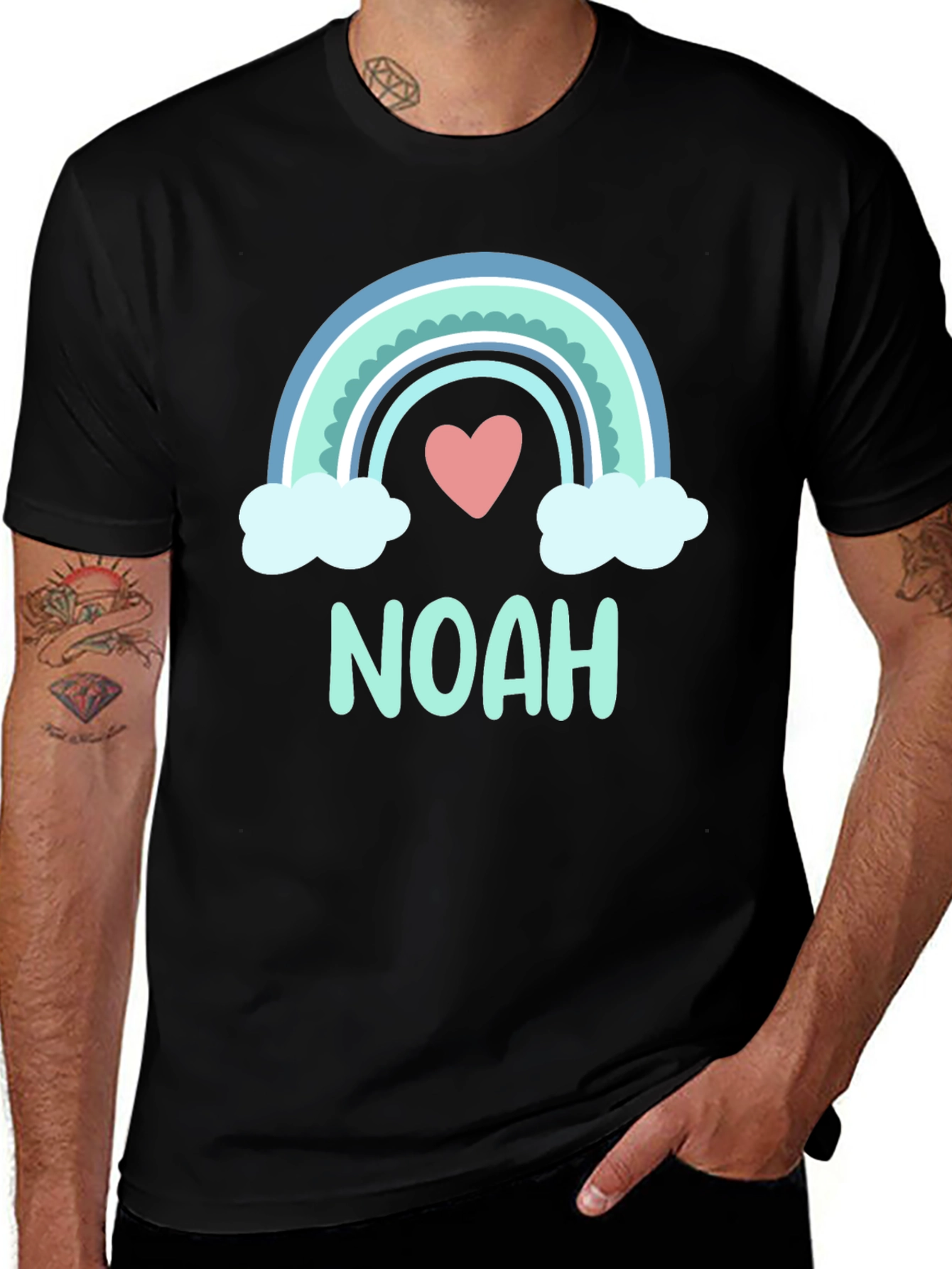 Camiseta Negra con Arco Iris y Nombre Noah