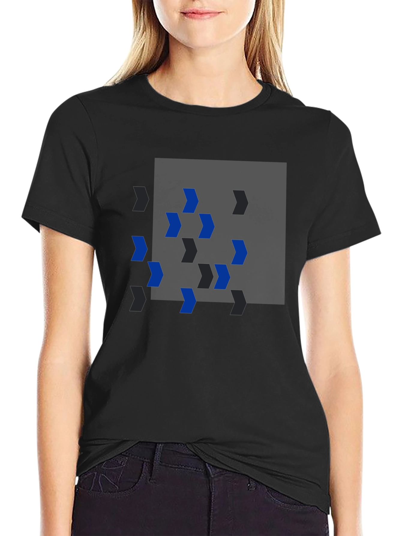 Camiseta Negra con Diseño Abstracto de Flechas
