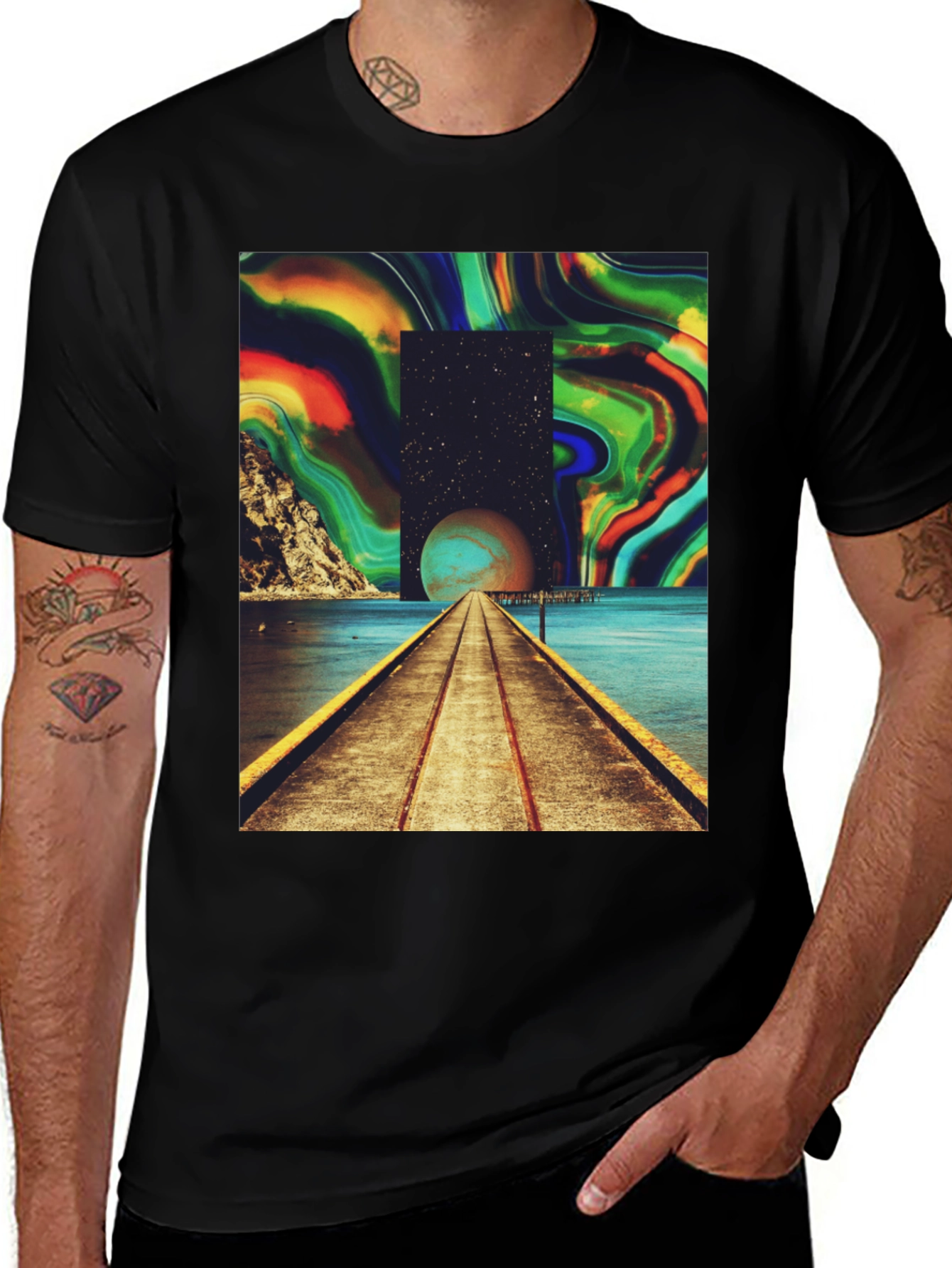 Camiseta Negra con Diseño Abstracto y Cósmico