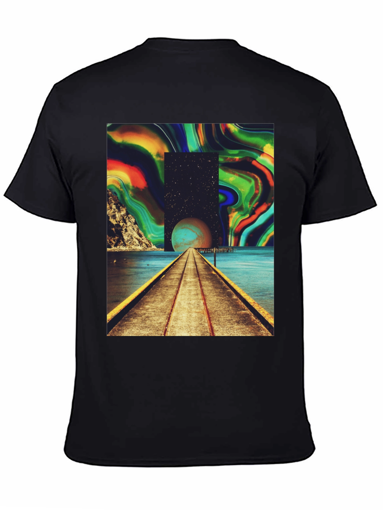 Camiseta Negra con Diseño Abstracto y Cósmico