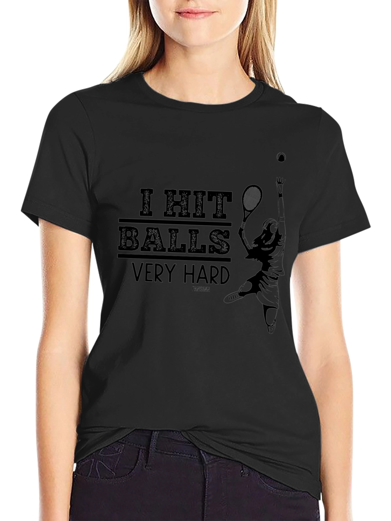Camiseta Negra: Juego de Tenis Golpeo Pelotas Muy Fuerte