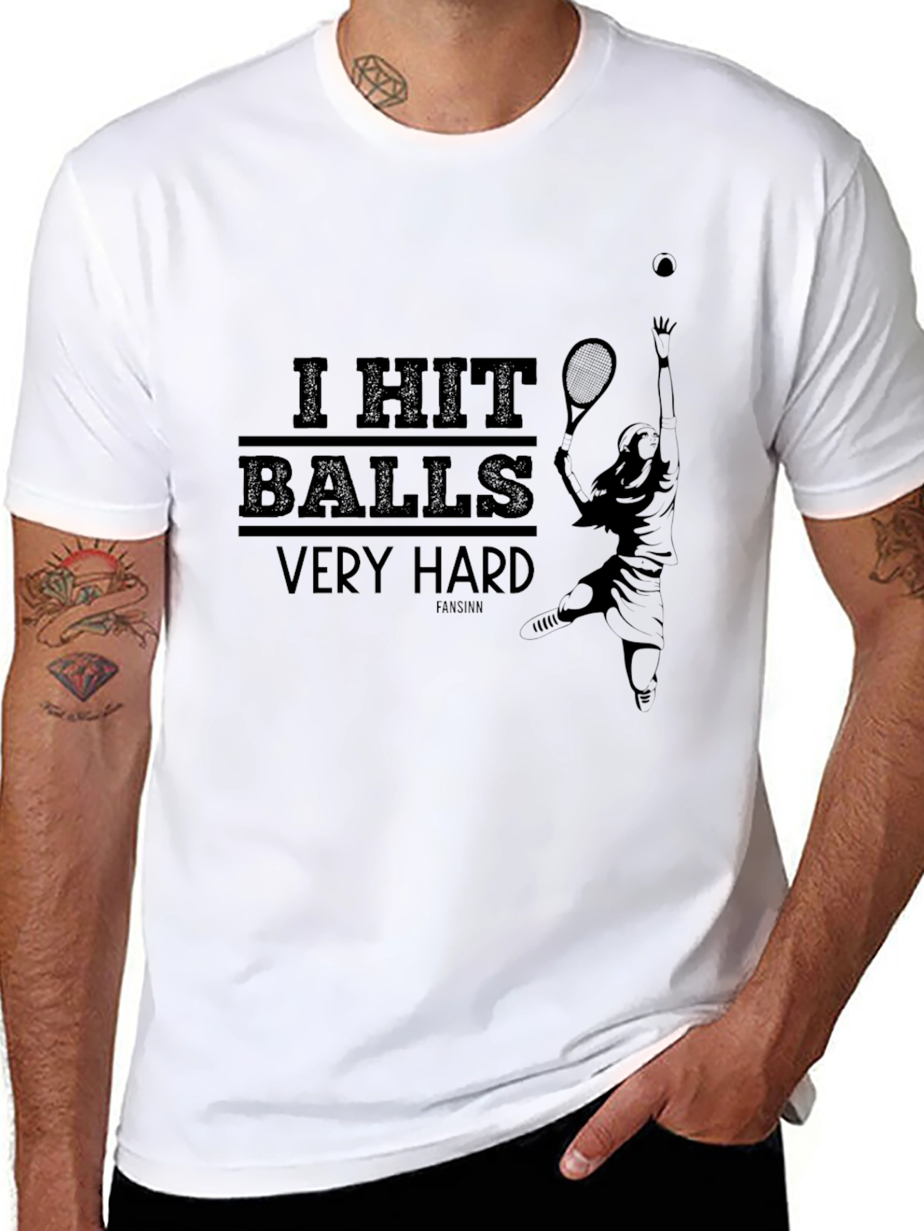 Camiseta Negra: Juego de Tenis Golpeo Pelotas Muy Fuerte