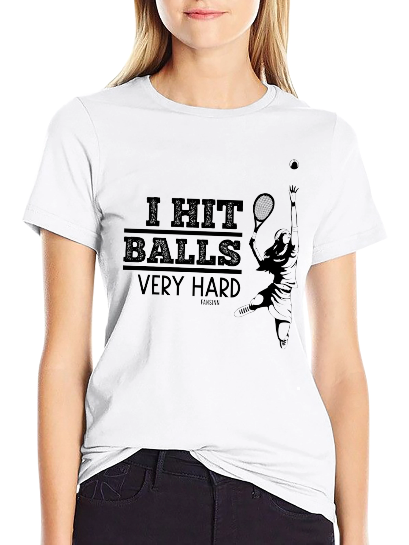 Camiseta Negra: Juego de Tenis Golpeo Pelotas Muy Fuerte