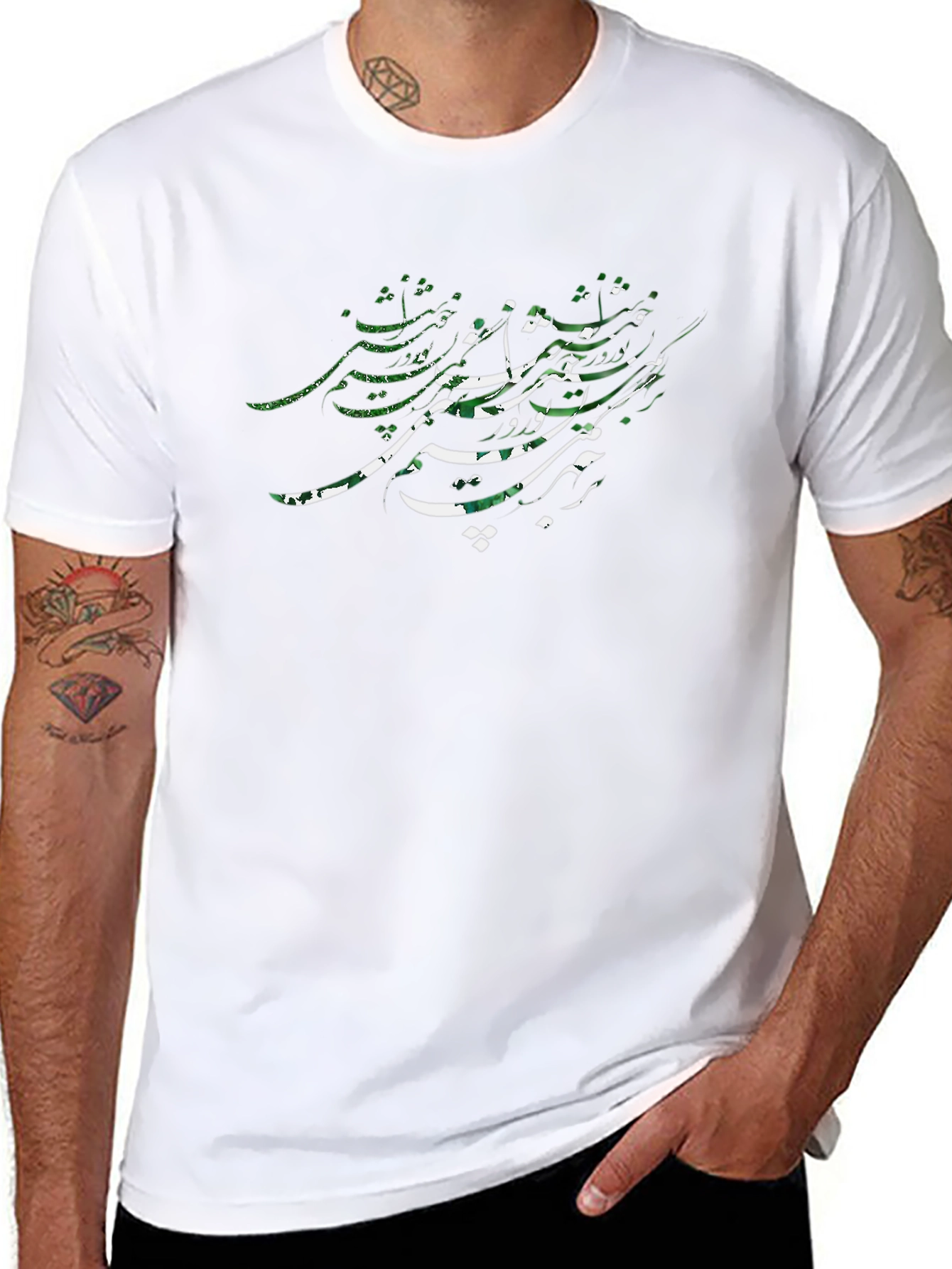 Camiseta Negra con Diseño Caligráfico Verde y Blanco