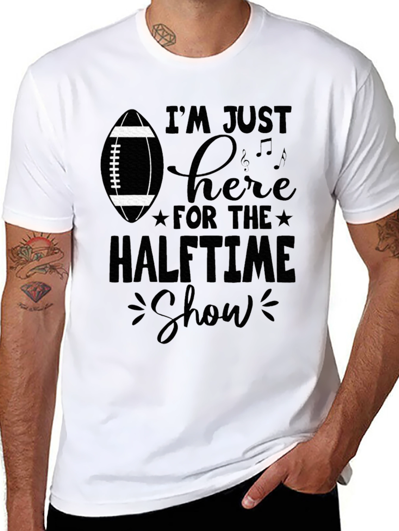 Camiseta Negra: Fútbol Americano y Espectáculo de Medio Tiempo