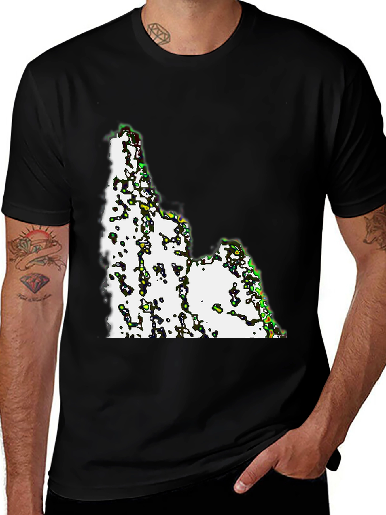 Camiseta Negra con Diseño Abstracto Idaho