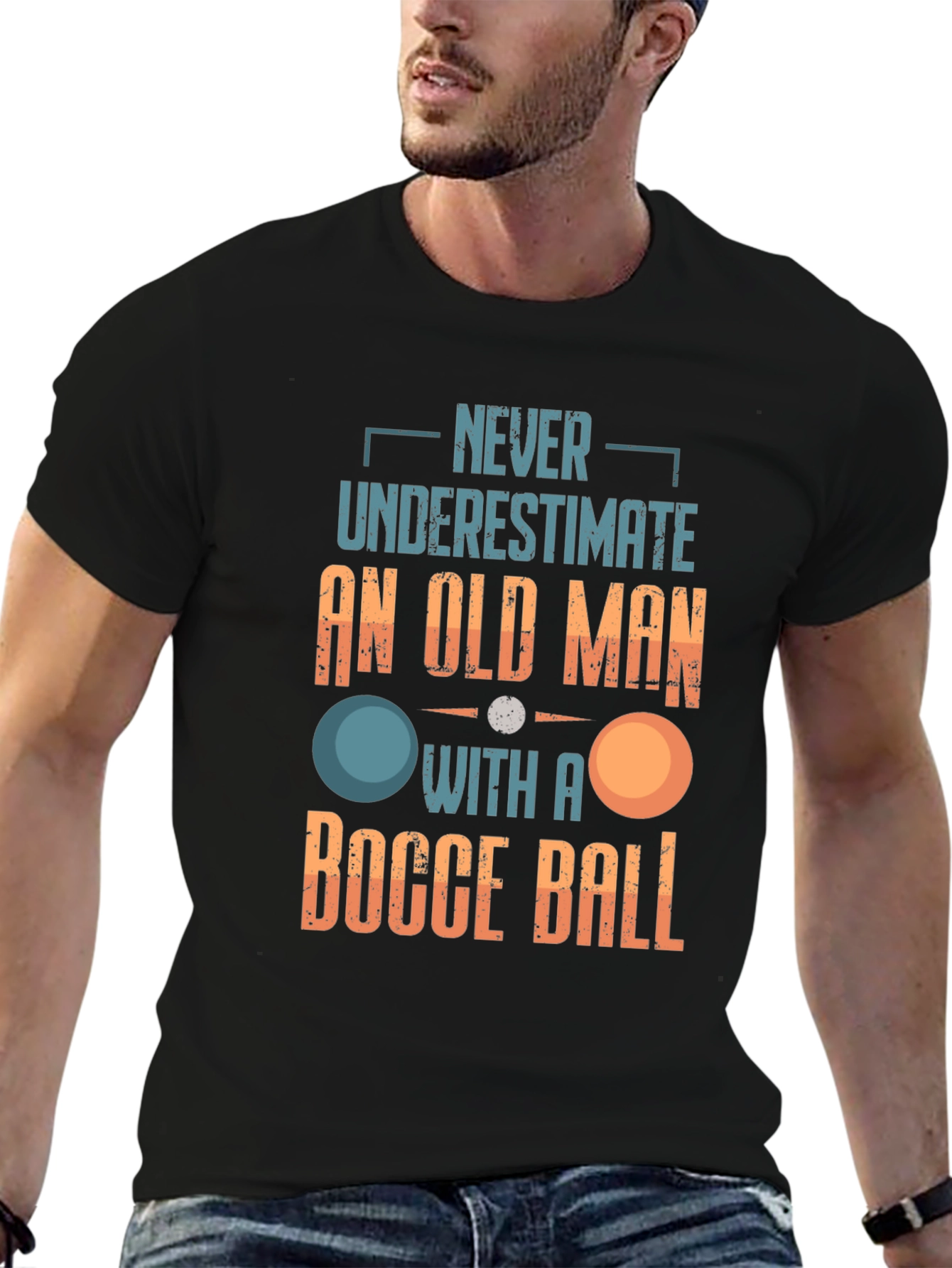 Camiseta Hombre: Nunca Subestimes a un Viejo con Bochas