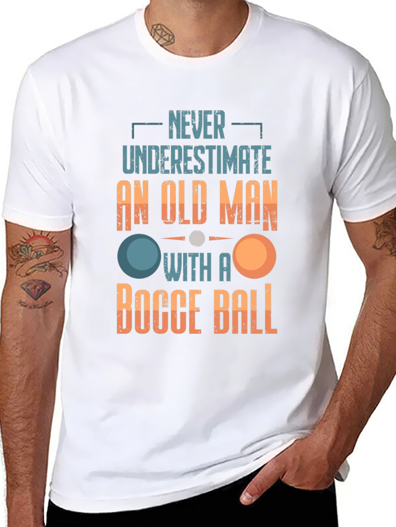 Camiseta Hombre: Nunca Subestimes a un Viejo con Bochas