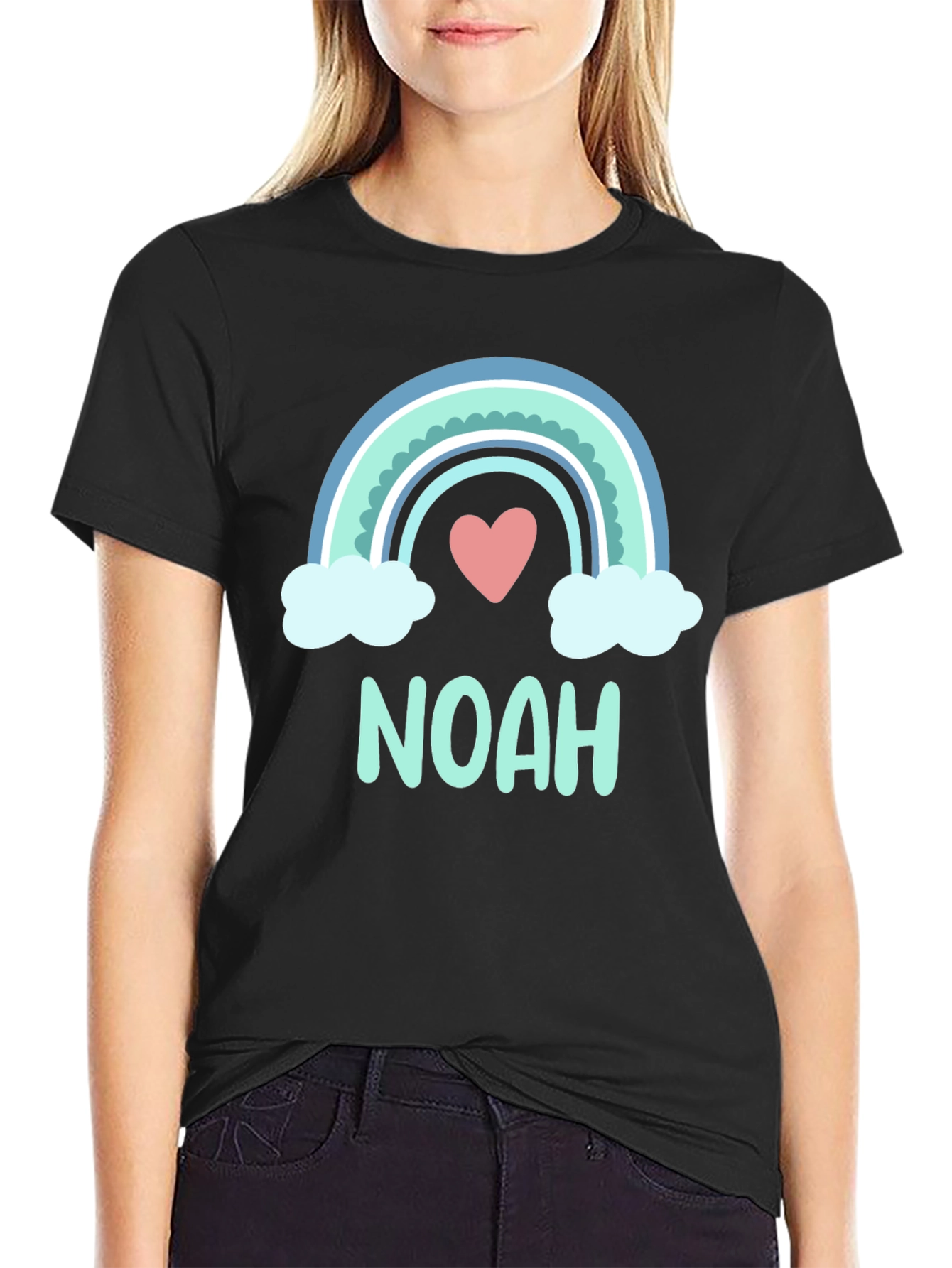 Camiseta Negra con Arco Iris y Nombre Noah