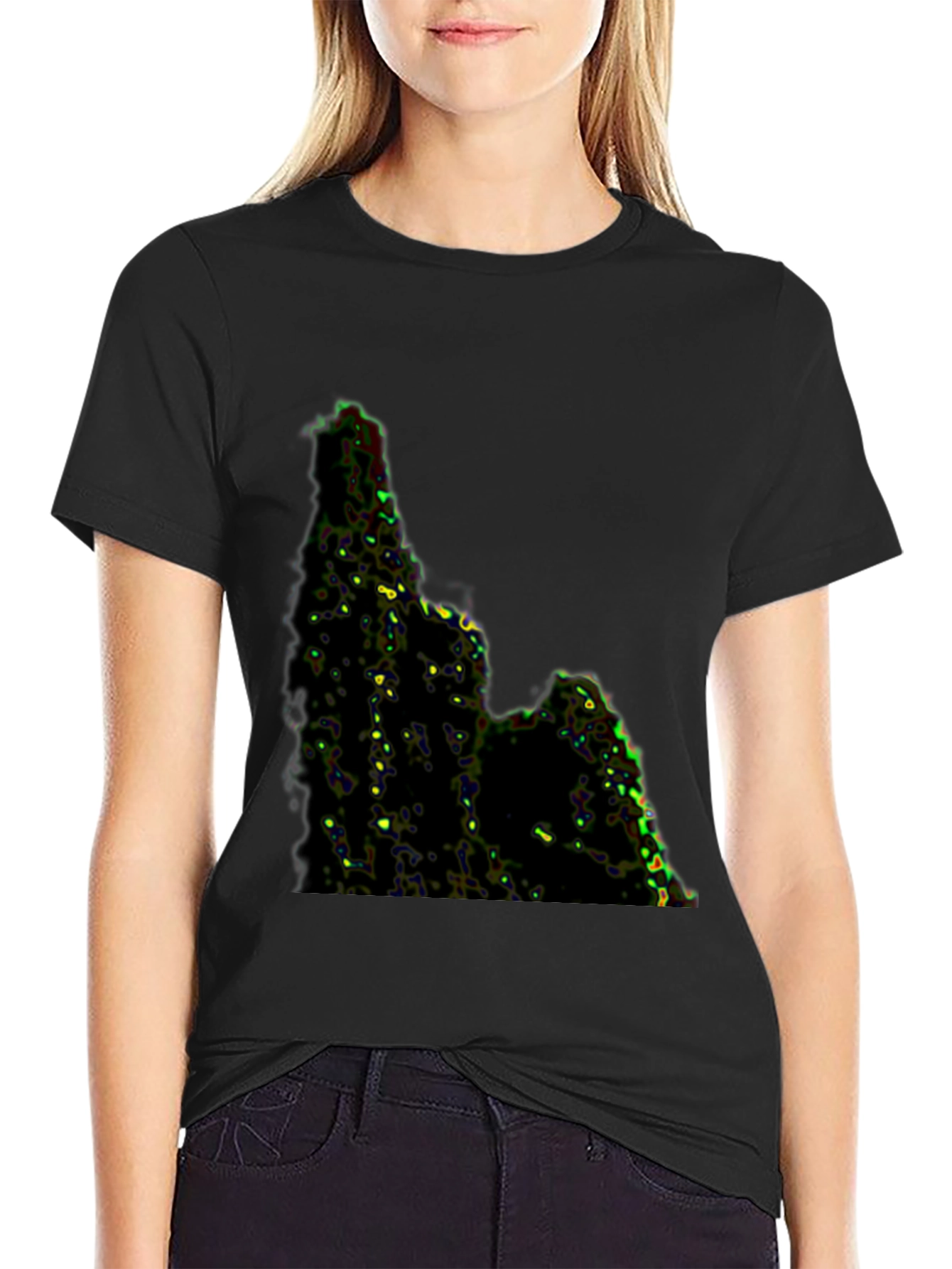 Camiseta Negra con Diseño Abstracto Montañoso