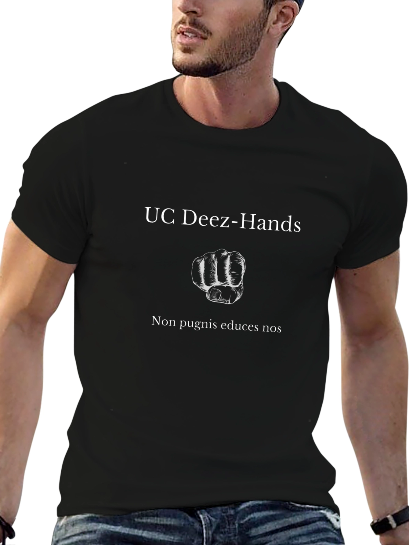 Camiseta Negra UC Deez-Hands: Humor Universitario