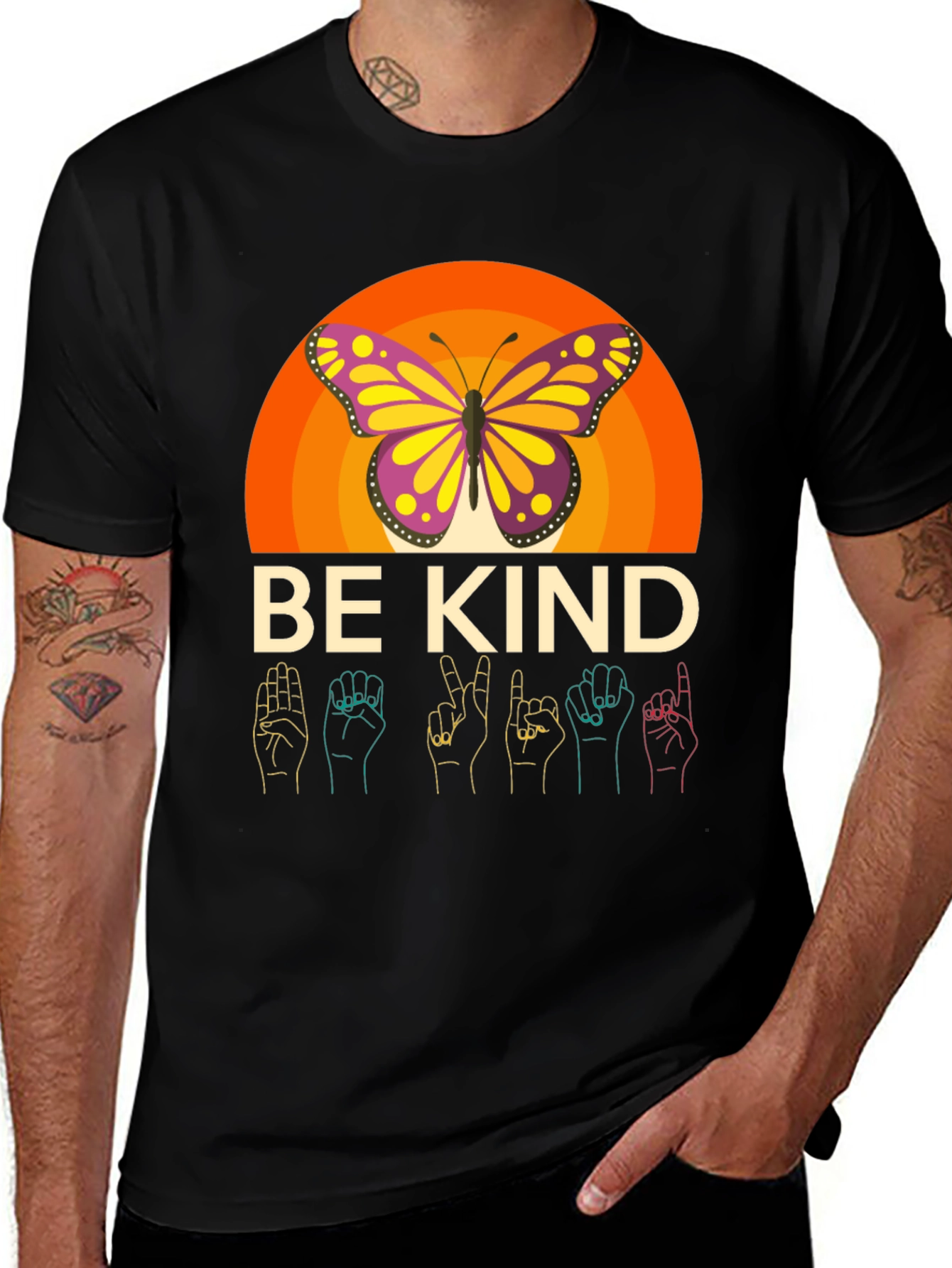 Camiseta Negra Be Kind Mariposa y Lenguaje de Señas