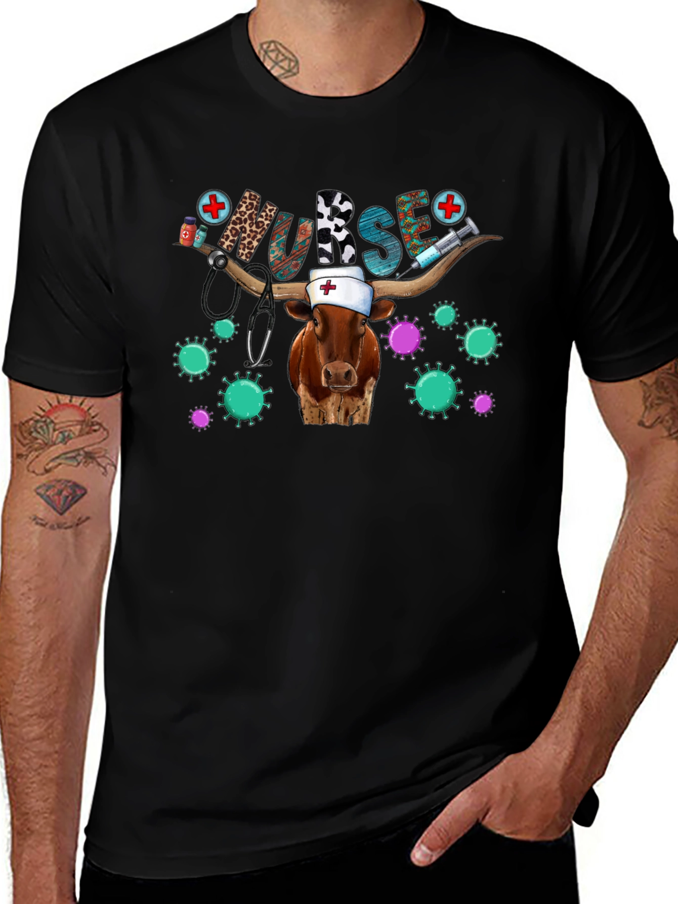 Camiseta Negra Unisex con Diseño de Vaca Enfermera