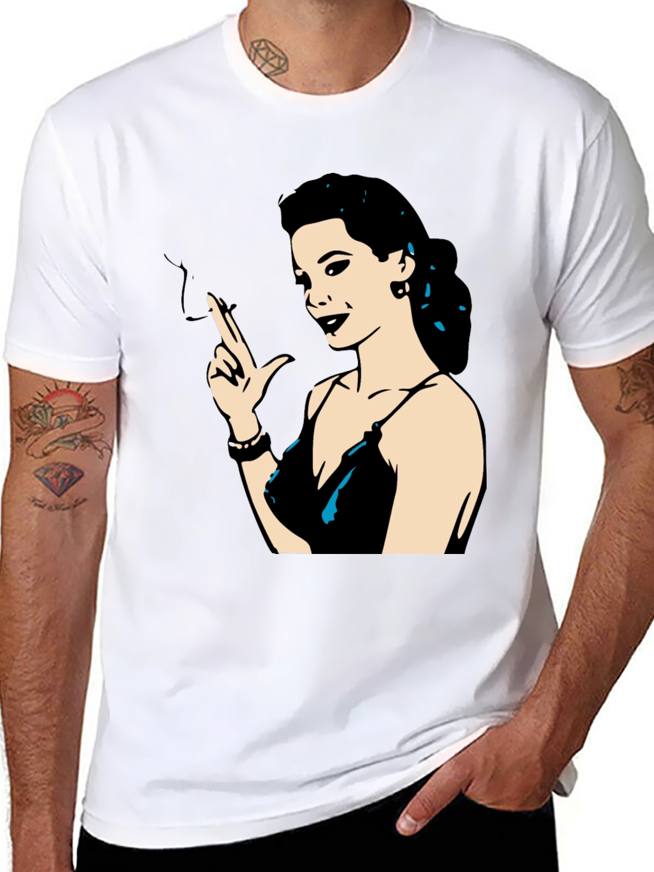 Camiseta Negra Mujer Fumando con Estilo