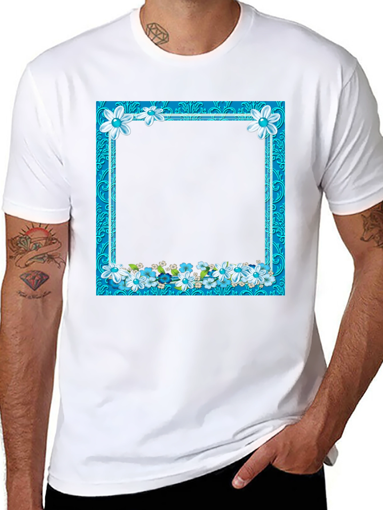 Camiseta Negra con Marco Floral Azul