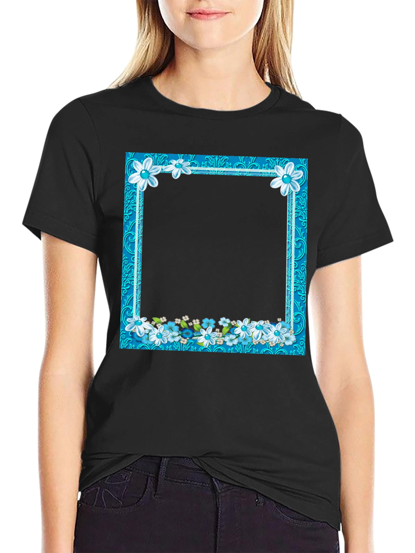 Camiseta Negra con Marco Floral Azul
