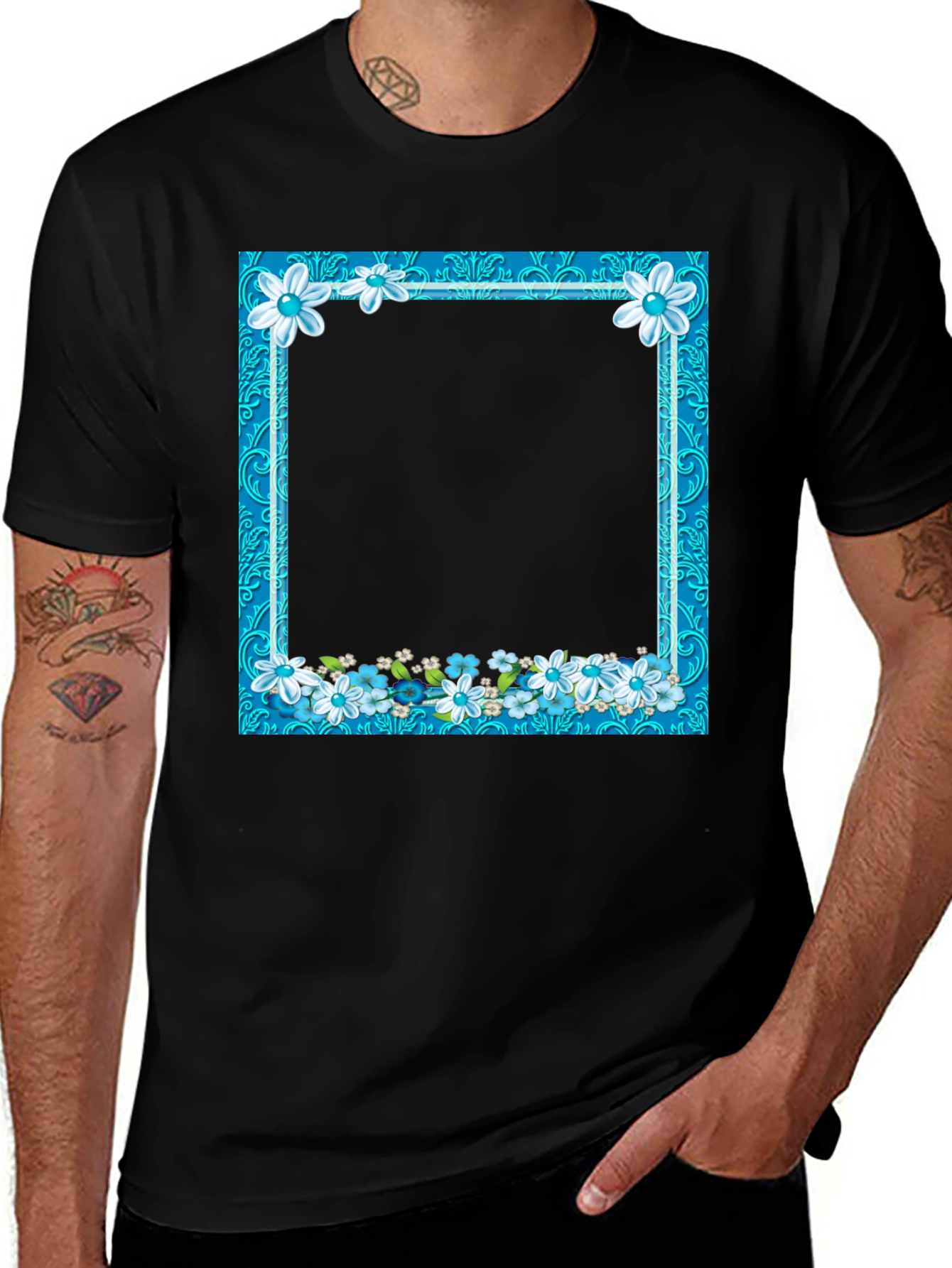 Camiseta Negra con Marco Floral Azul