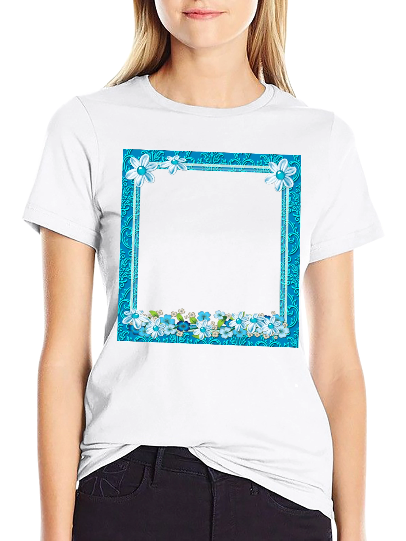 Camiseta Negra con Marco Floral Azul