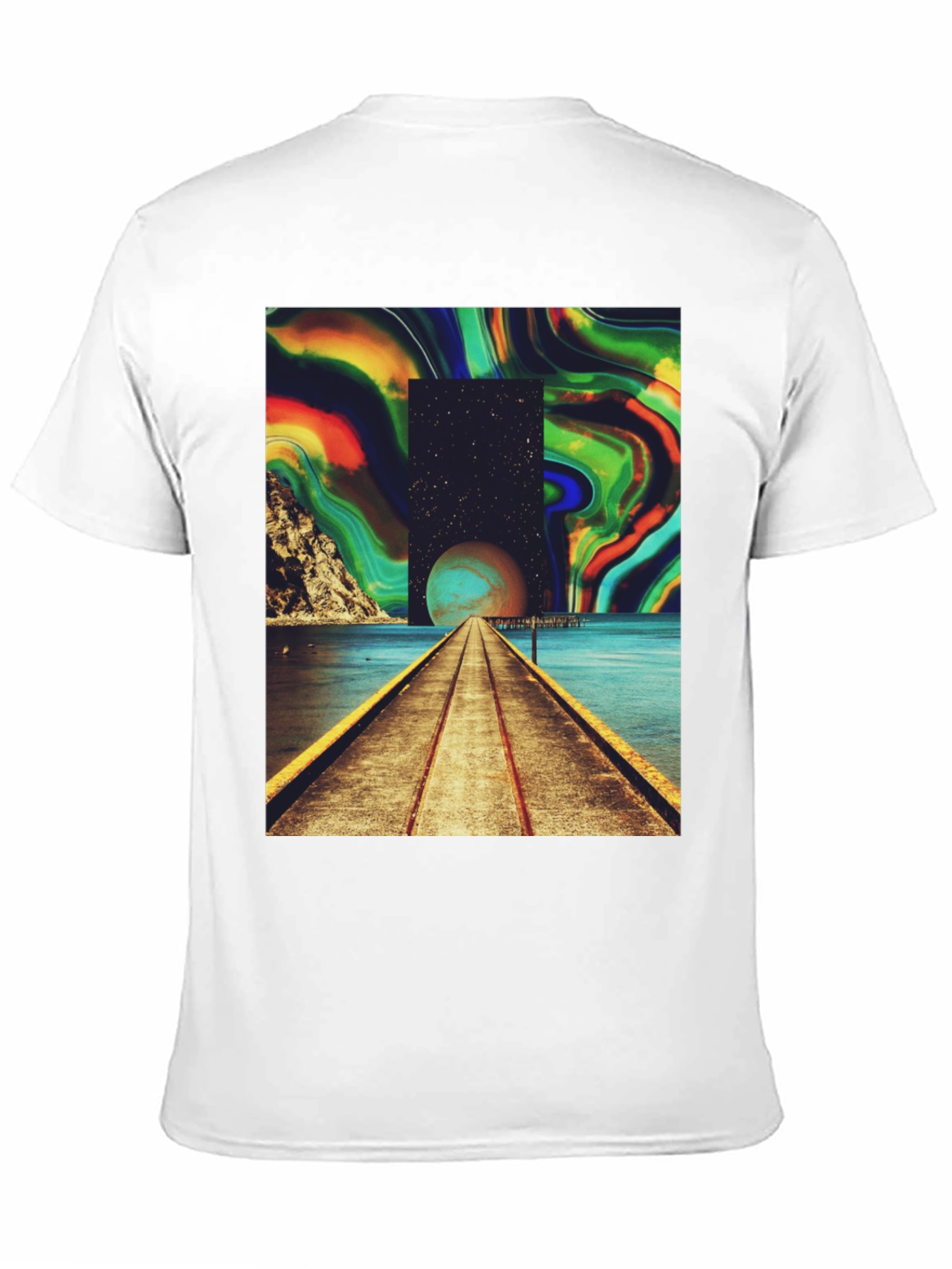 Camiseta Negra con Diseño Abstracto y Cósmico