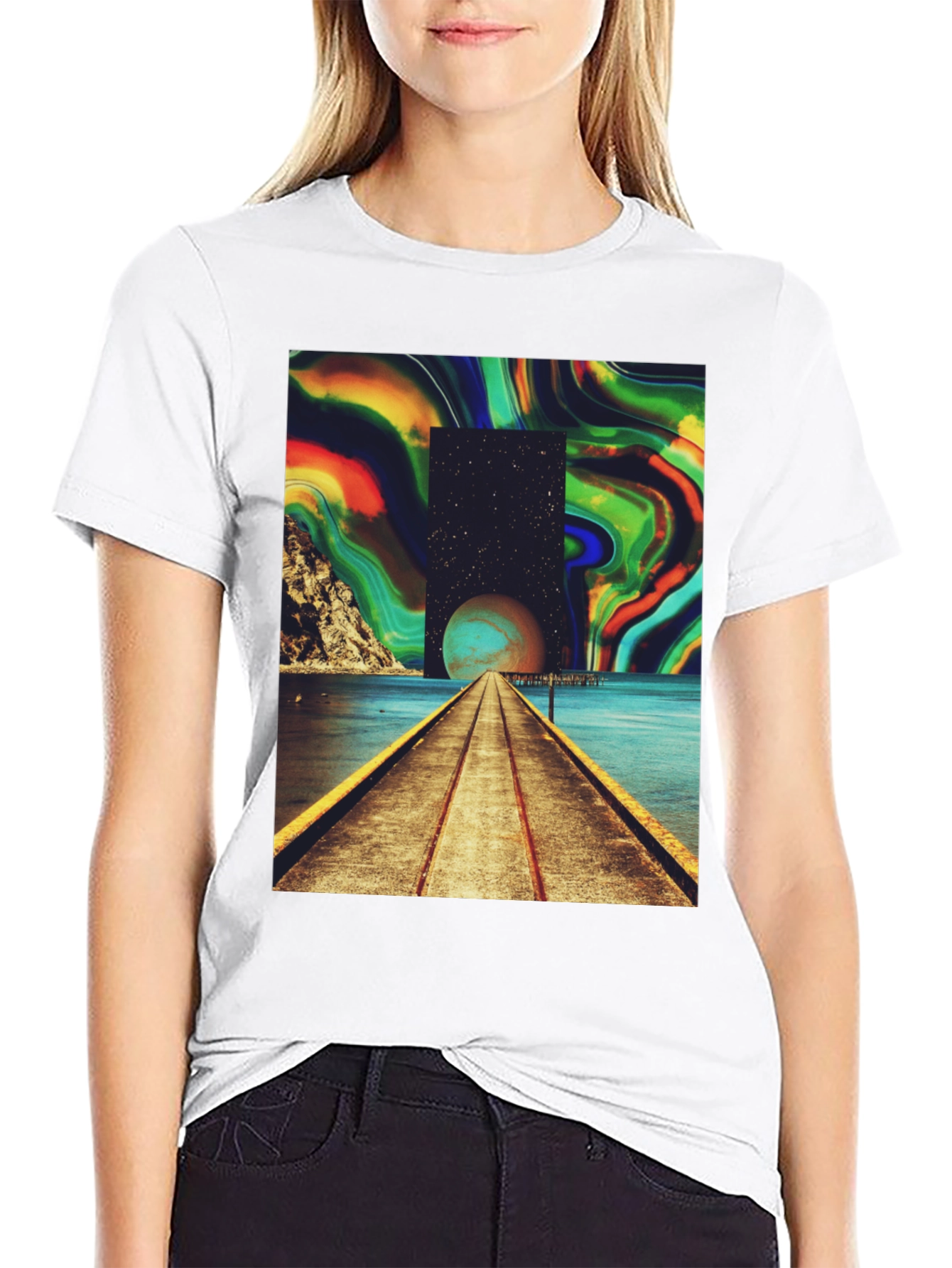Camiseta Negra con Diseño Abstracto y Cósmico