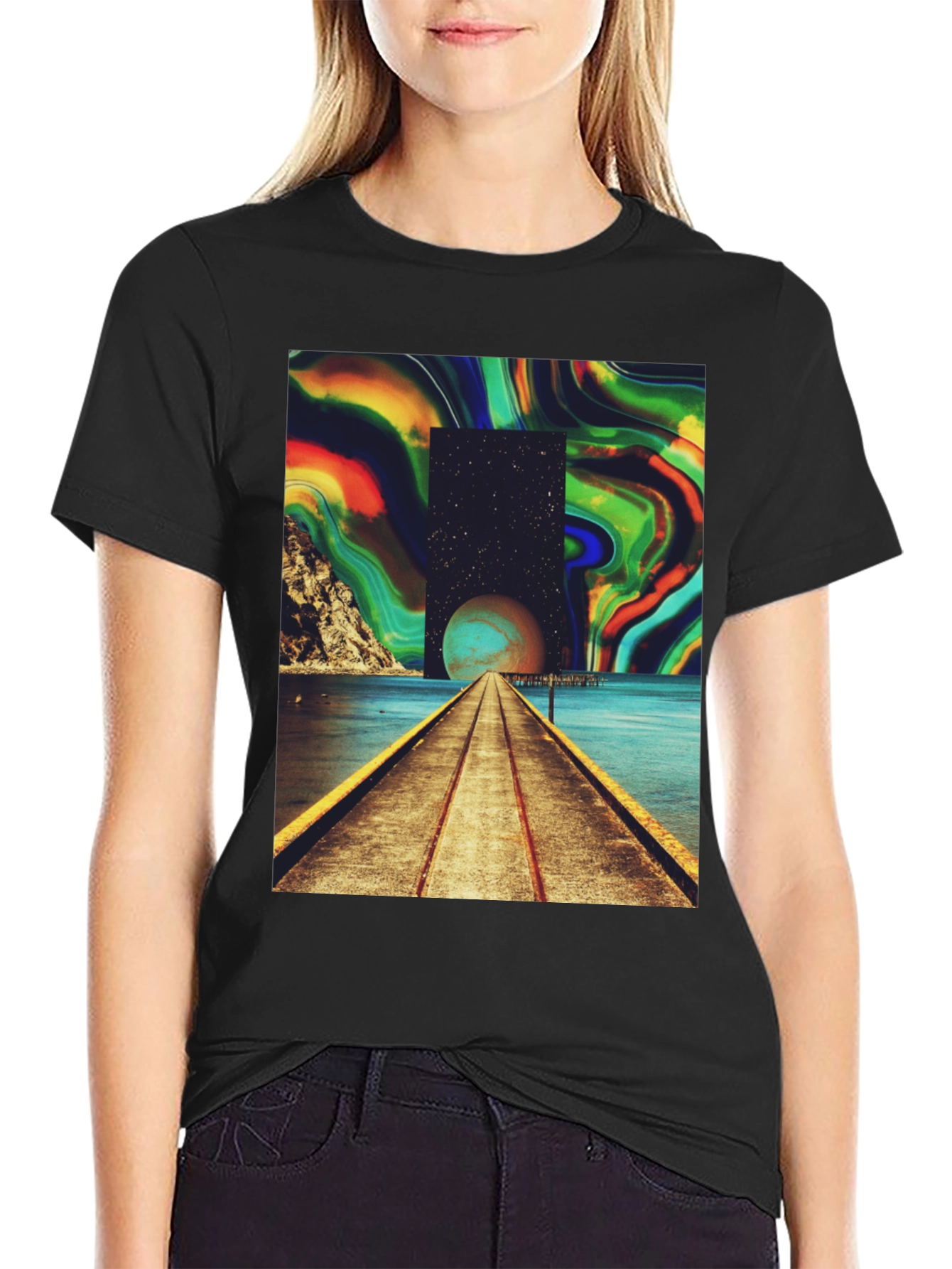 Camiseta Negra con Diseño Abstracto y Cósmico