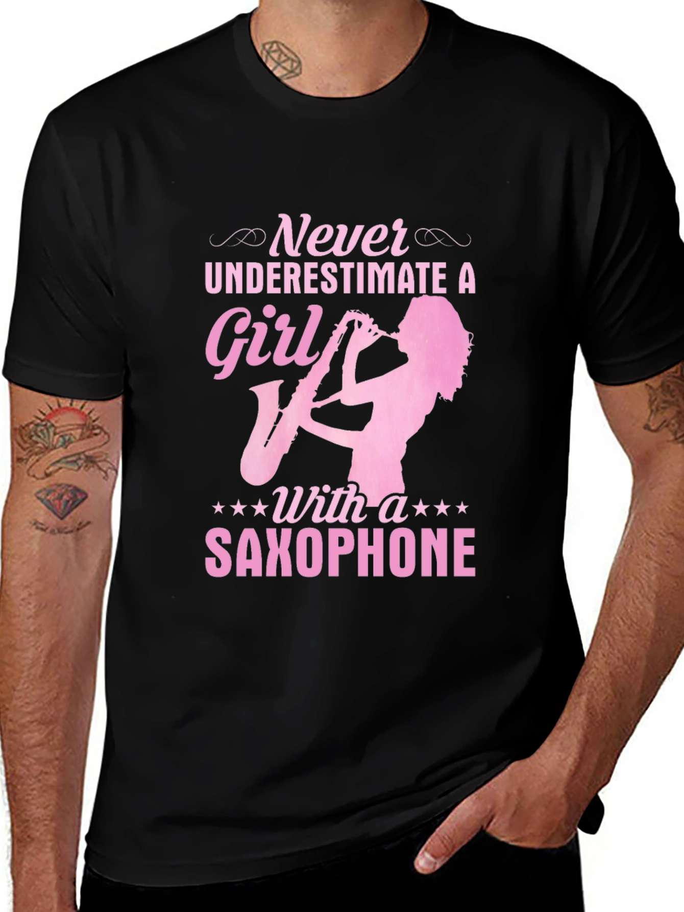Camiseta Negra: Nunca Subestimes a una Chica con Saxofón