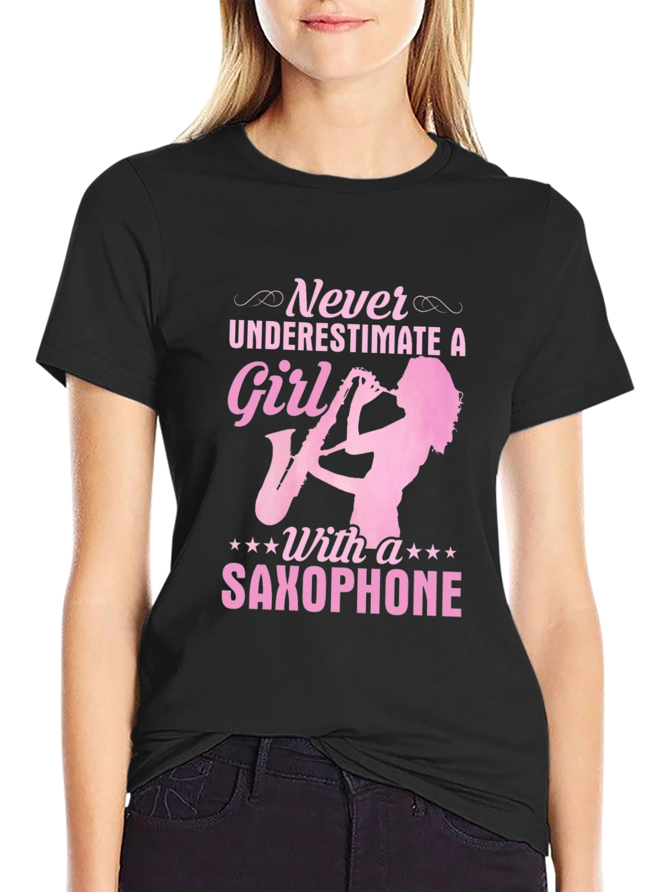 Camiseta Negra: Nunca Subestimes a una Chica con Saxofón