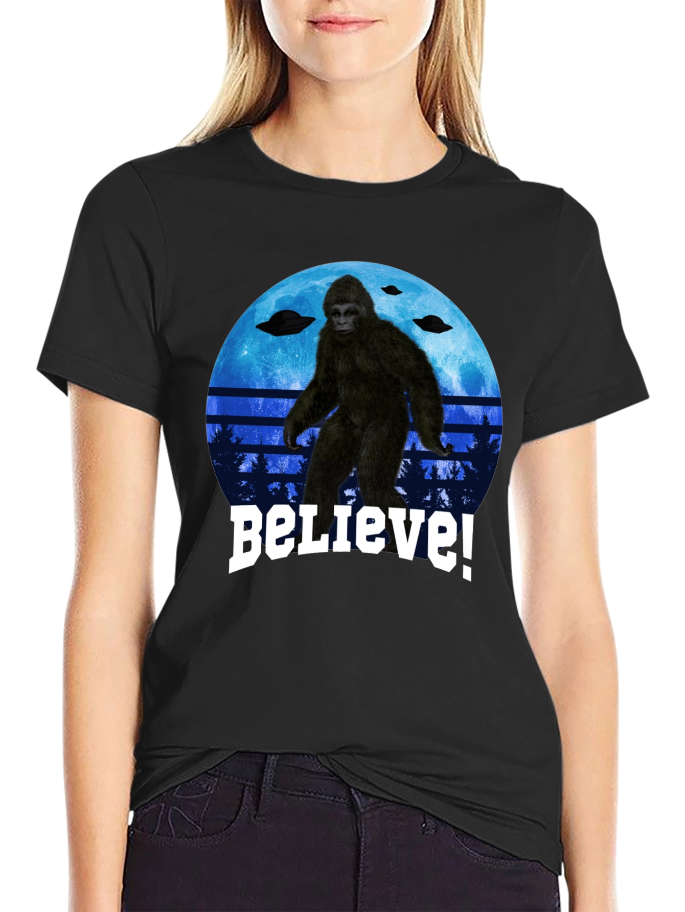 Camiseta Bigfoot Believe - Diseño OVNI y Luna Azul