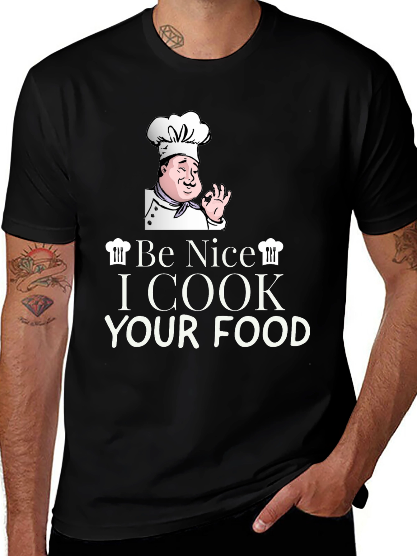 Camiseta Negra Be Nice I Cook Your Food